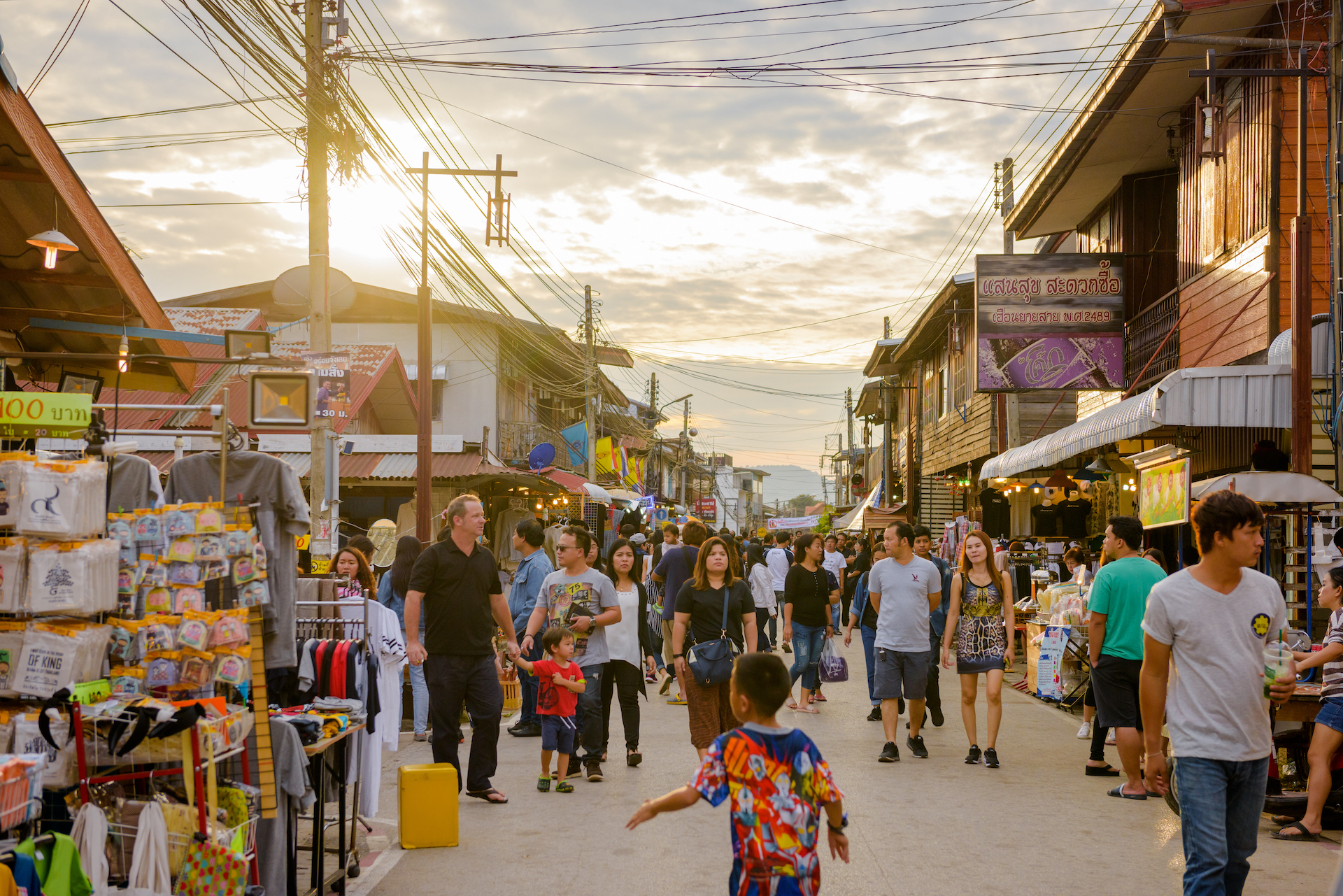 MUST EAT & MUST BUY : Chiang Khan Walking Street