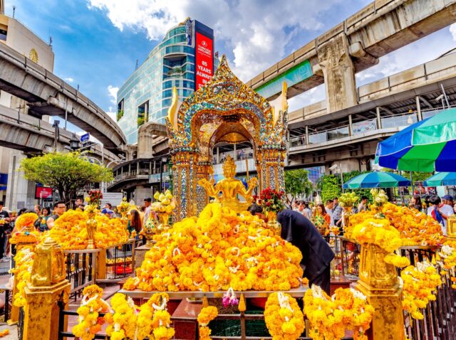 BANGKOK, THAILAND - October 14, 2018 : Many Tourist Pay Respects Erawan Shrine Or Thao Maha Phrom Shrine At The Ratchaprasong Intersection In Bangkok, Thailand 2018